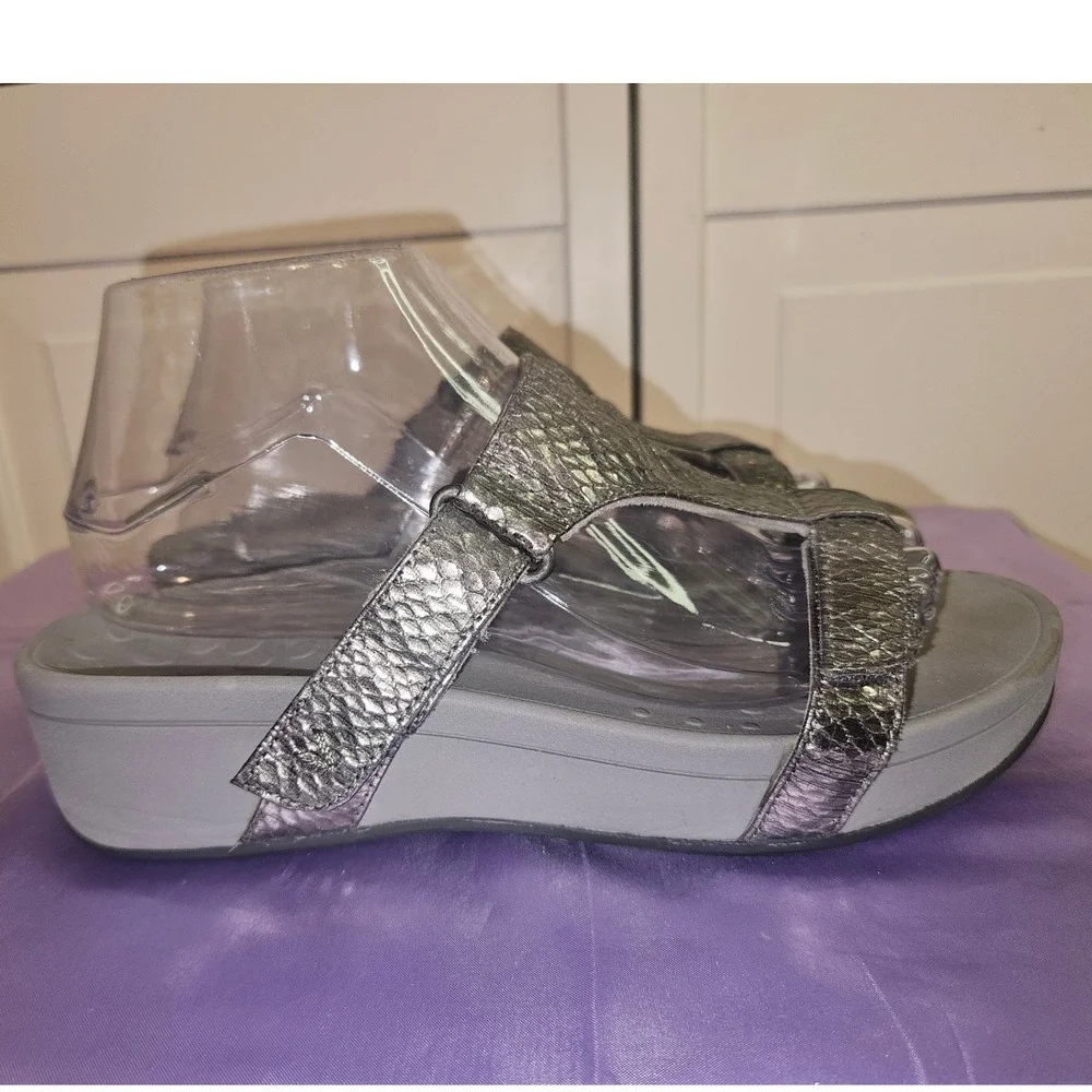 Vionic Ellie Metallic Snake Pewter Platform Sandals Womens 8 Orthotic Wedge